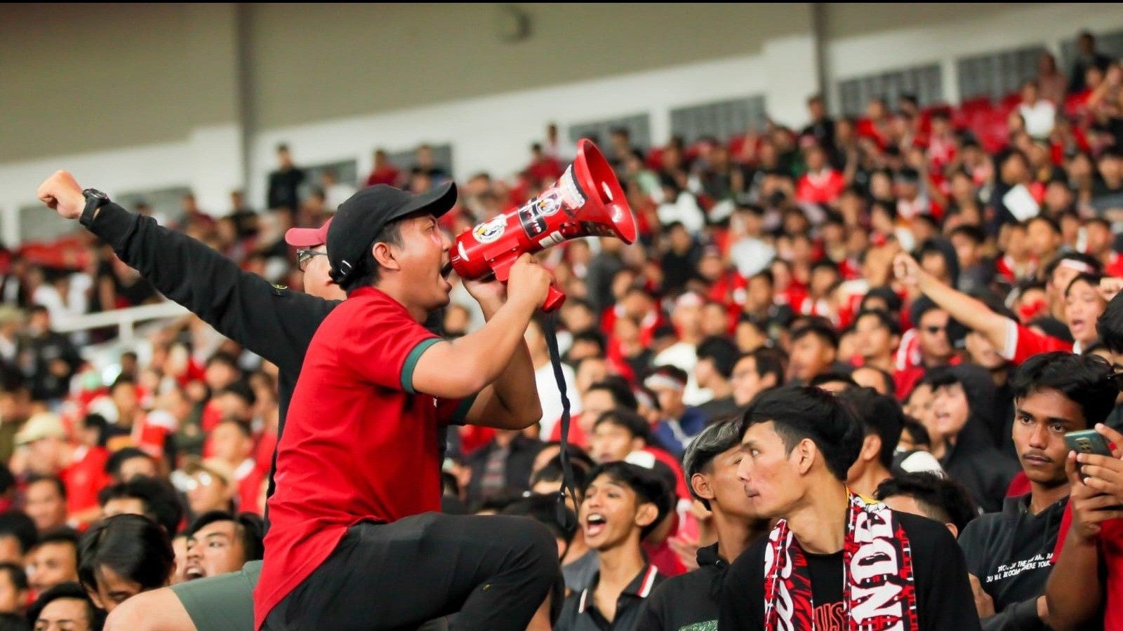 Suporter Timnas Indonesia di tribun stadion