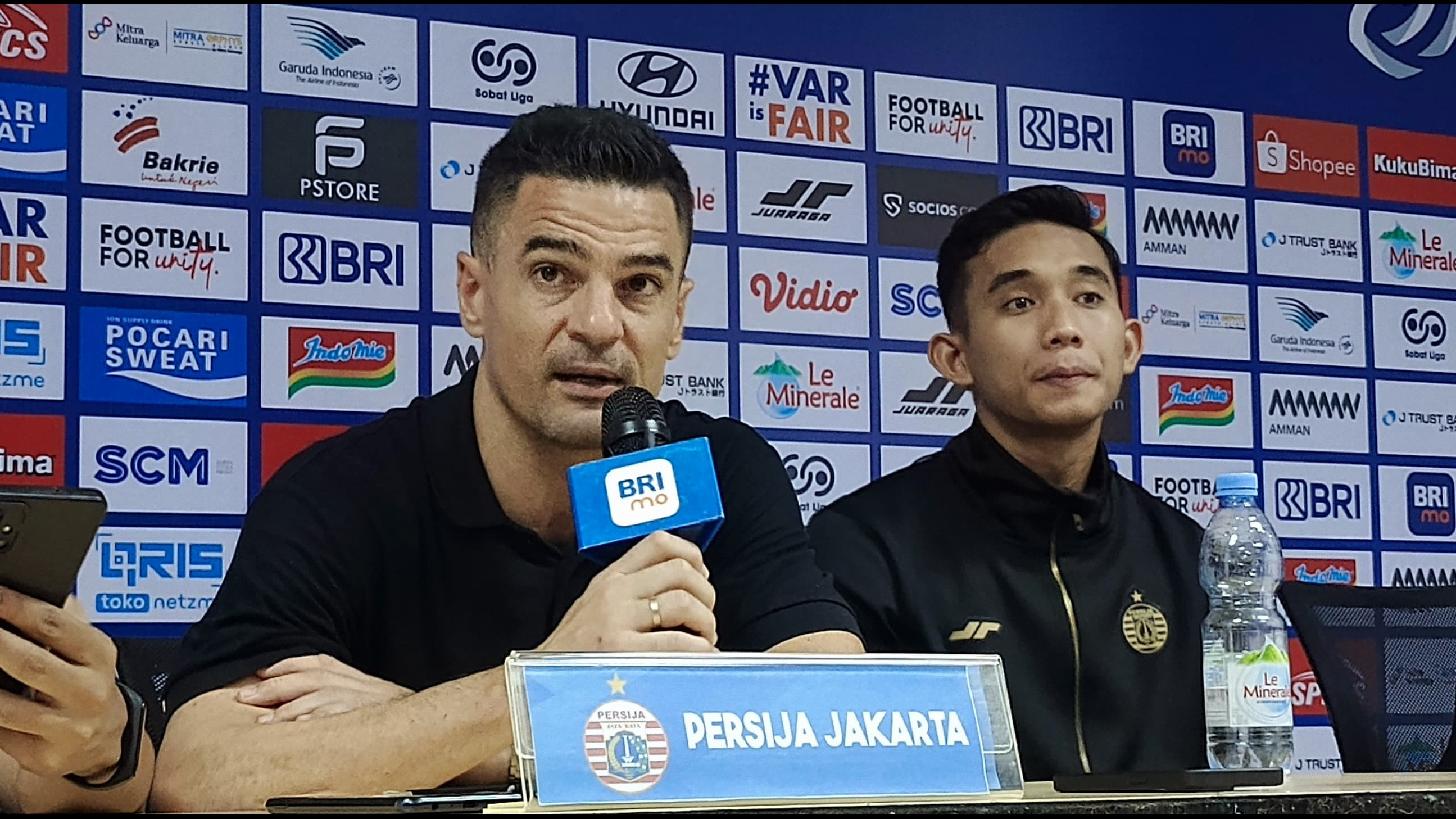 Pelatih Persija Jakarta, Carlos Pena dan Rizky Ridho.