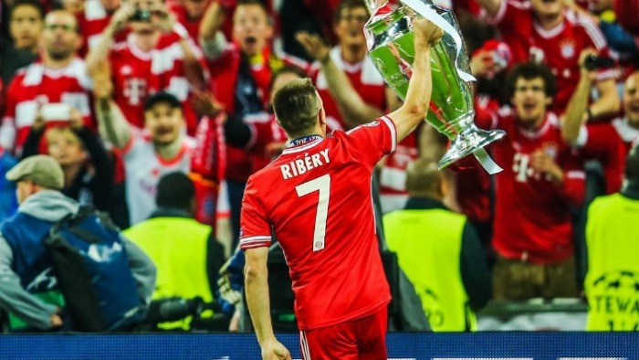 Mantan bintang FC Bayern Munich, Franck Ribery saat angkat piala