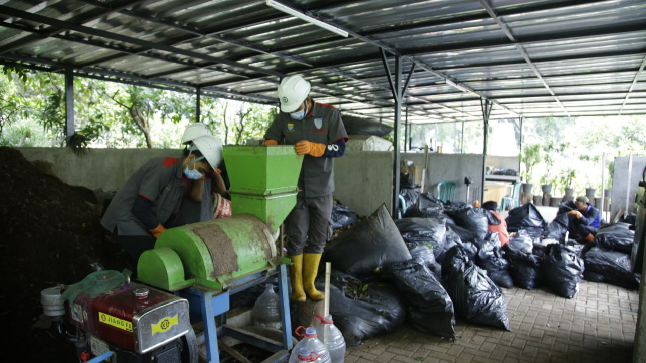 Pemilahan sampah yang dilakukan pegawai pemkot Bandung.
