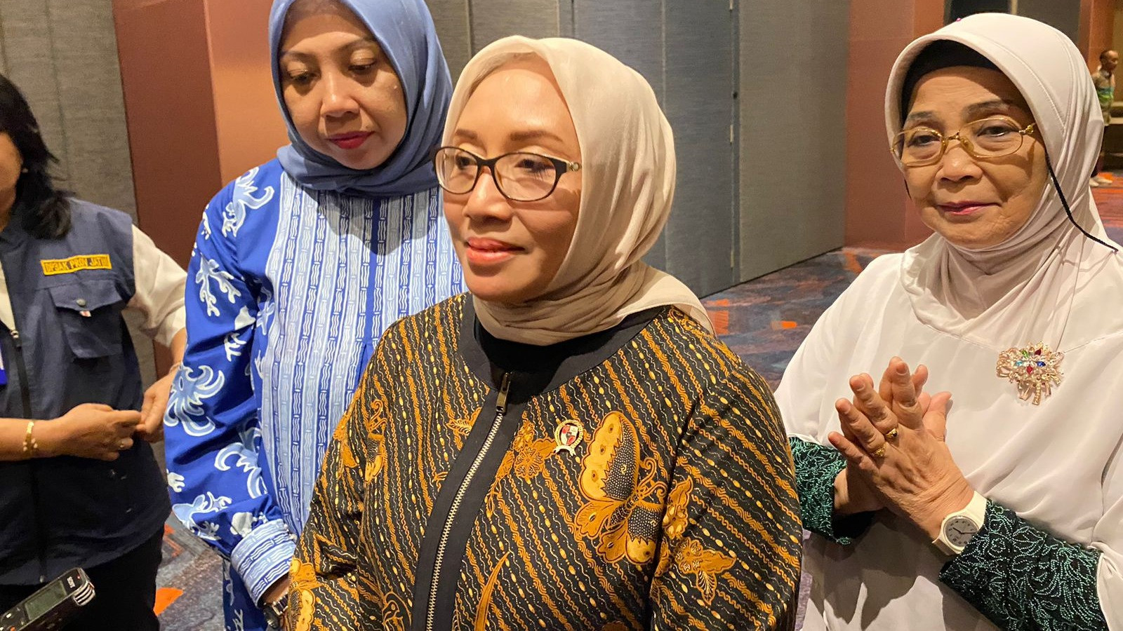 Menteri Pemberdayaan Perempuan dan Perlindungan Anak Republik Indonesia (MenPPPA RI), Arifatul Choiri Fauzi di Kantor UPT PPPA Surabaya, Jawa Timur pada Jumat (8/11/2024).