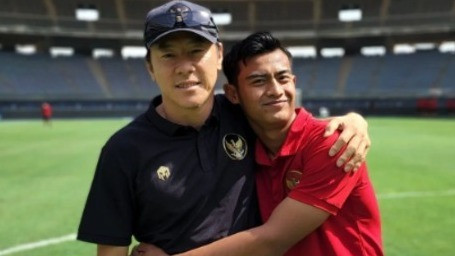 Pemain Timnas Indonesia, Pratama Arhan bersama pelatih Shin Tae-yong