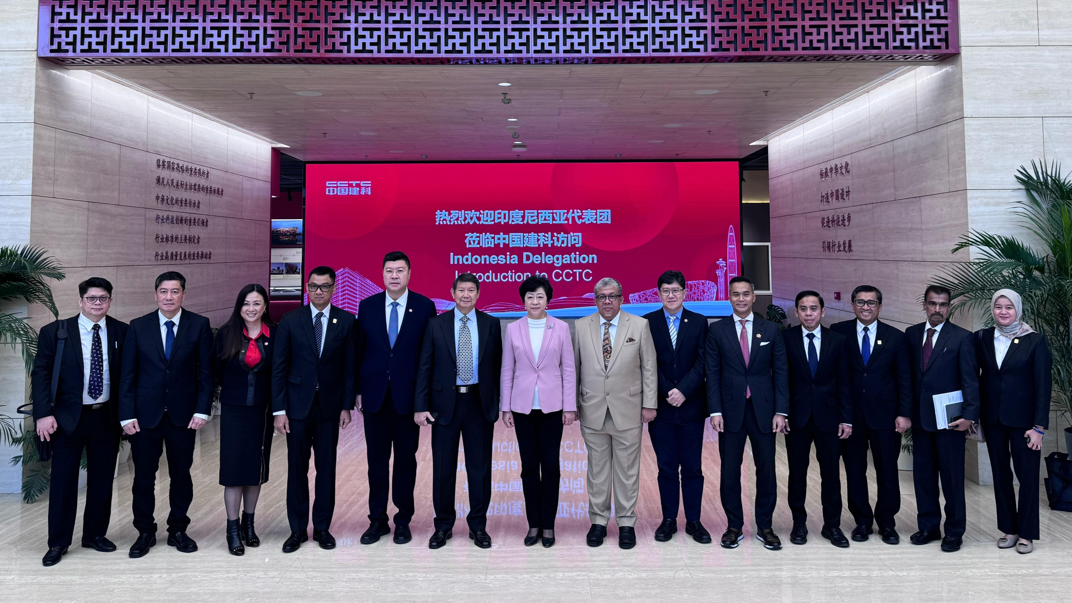 Berita Foto: Ketum Kadin Anindya Bakrie Hadiri State Dinner di Balai Agung Rakyat China bersama Petinggi Negara, Siap Bawa Peluang Bisnis untuk Indonesia
            - galeri foto