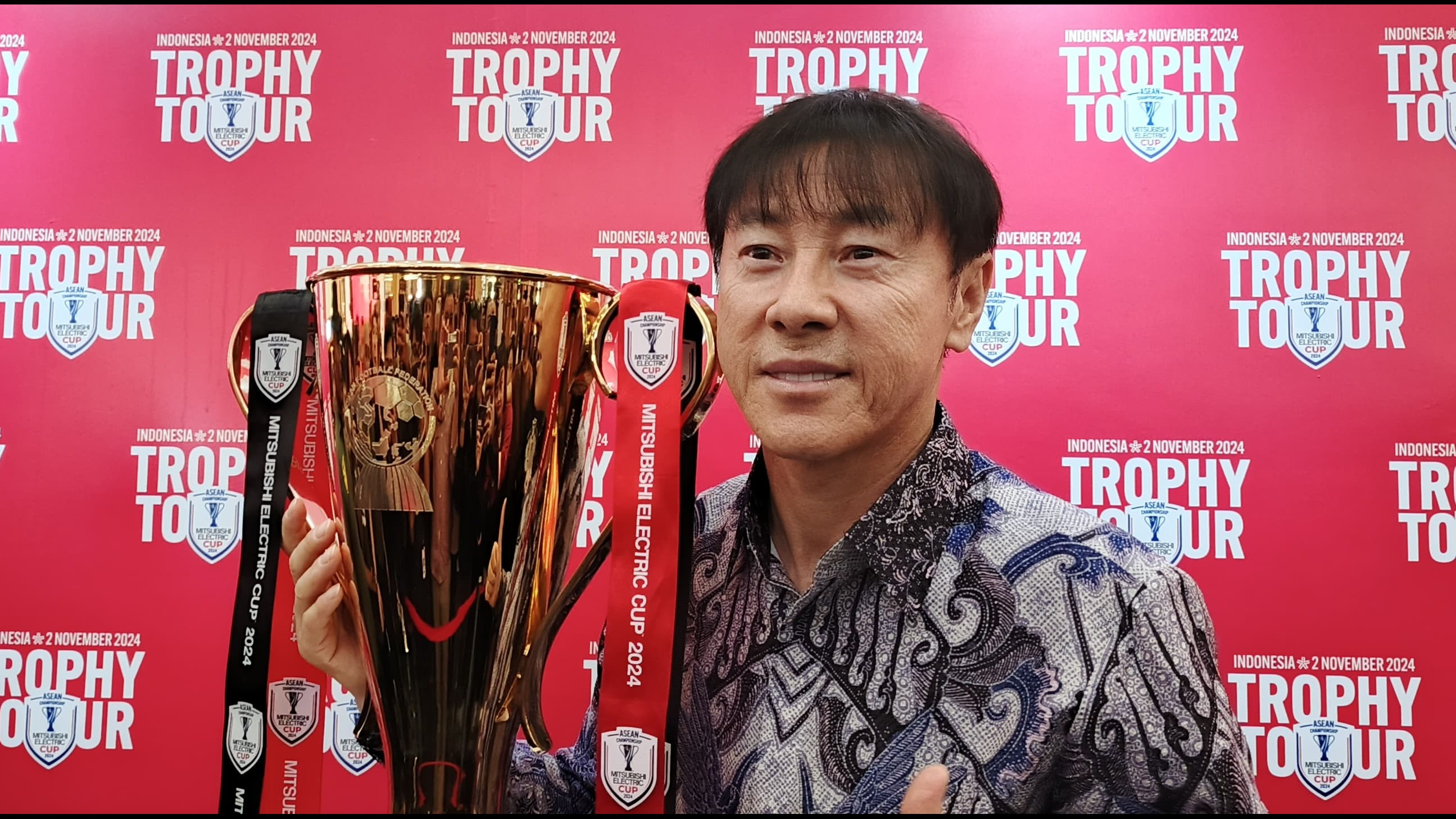 Pelatih Timnas Indonesia, Shin Tae-yong Saat Memegang Piala AFF