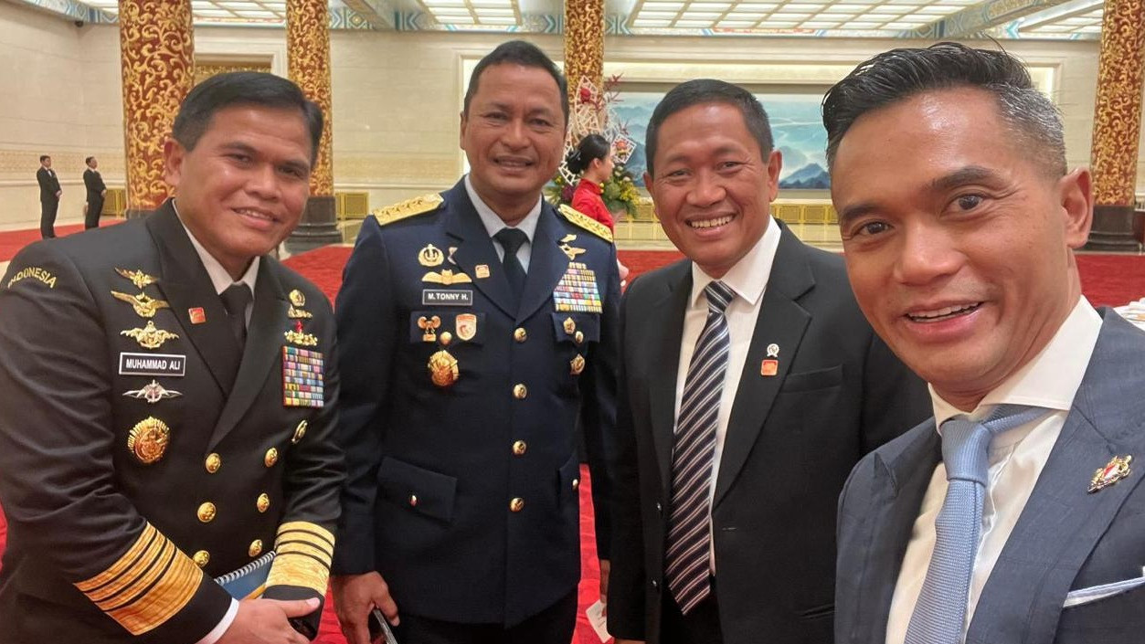 Anindya Bakrie bersama Wamenhan Marsekal Madya TNI (Purn) Donny Ermawan Taufanto, KSAU Marsekal TNI M. Tonny Harjono, dan KSAL Laksamana TNI Muhammad Ali.