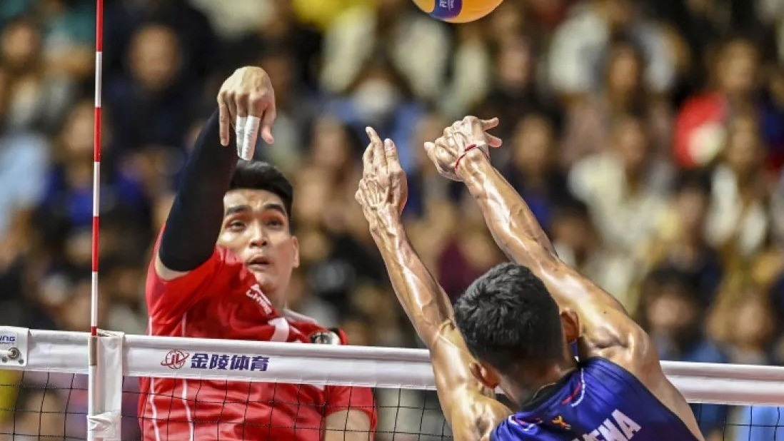 Pevoli putra Indonesia Rivan Nurmulki (kiri)