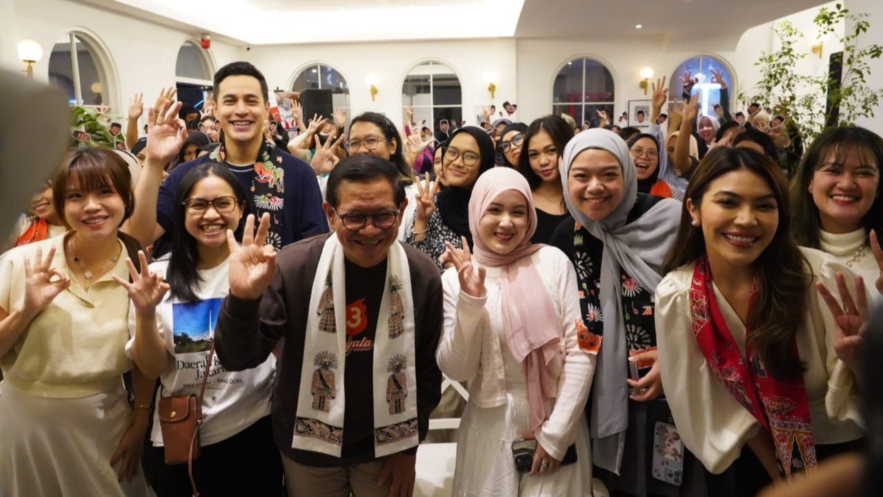 Cagub Jakarta Pramono Anung bersama K-Popers