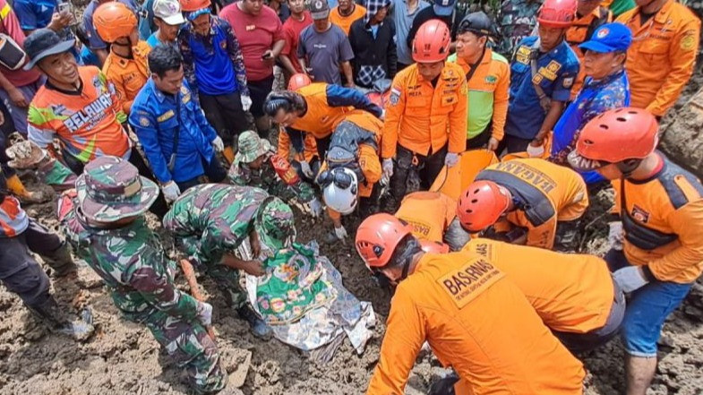 Tim SAR saat berupaya mengevakuasi korban longsor di Desa Jemur Pejagoan Kabupaten Kebumen Jawa Tengah, Minggu (10/11).