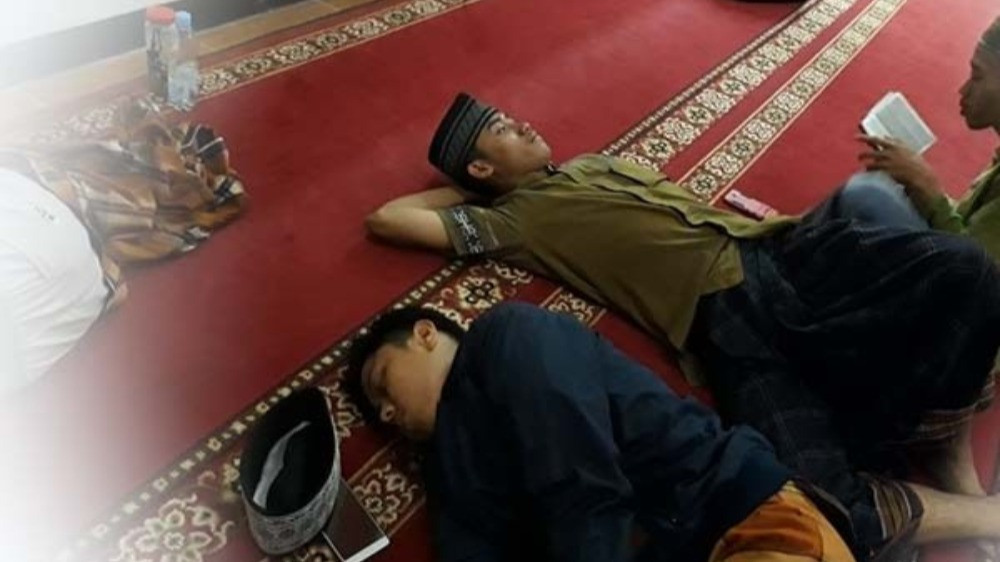 Ilustrasi tidur di masjid