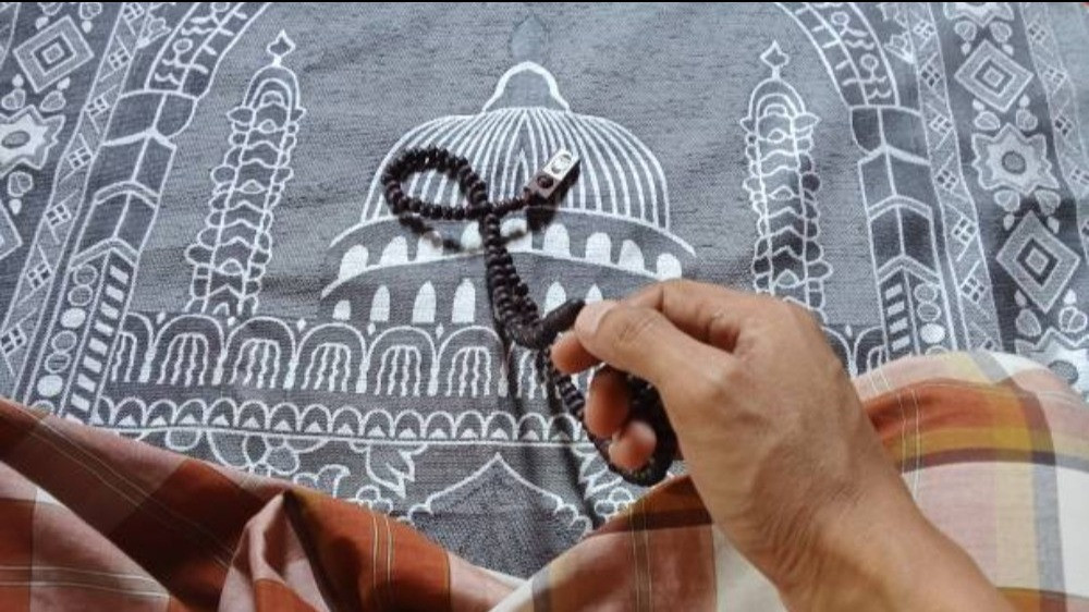 Ilustrasi berzikir setelah shalat Tahajud