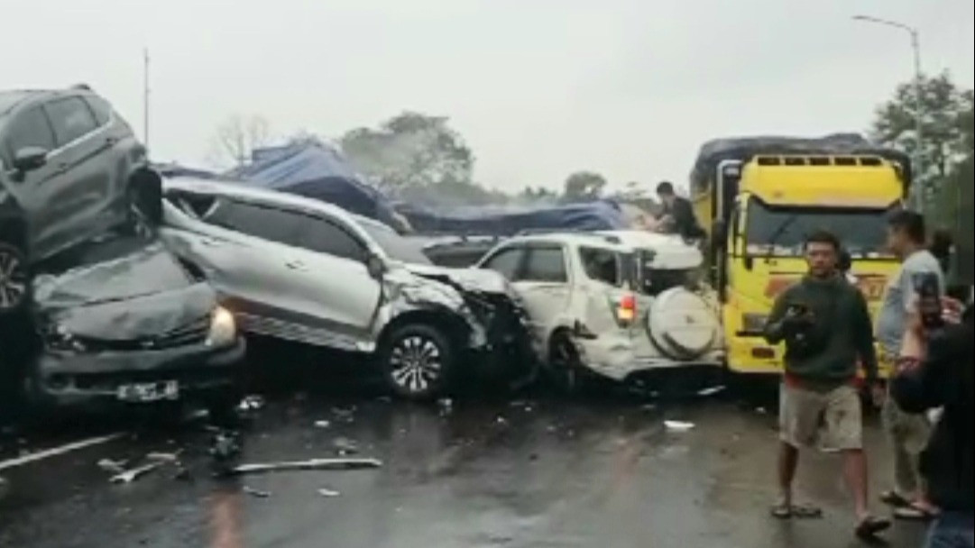 Kecelakaan beruntun di Tol Cipularang.