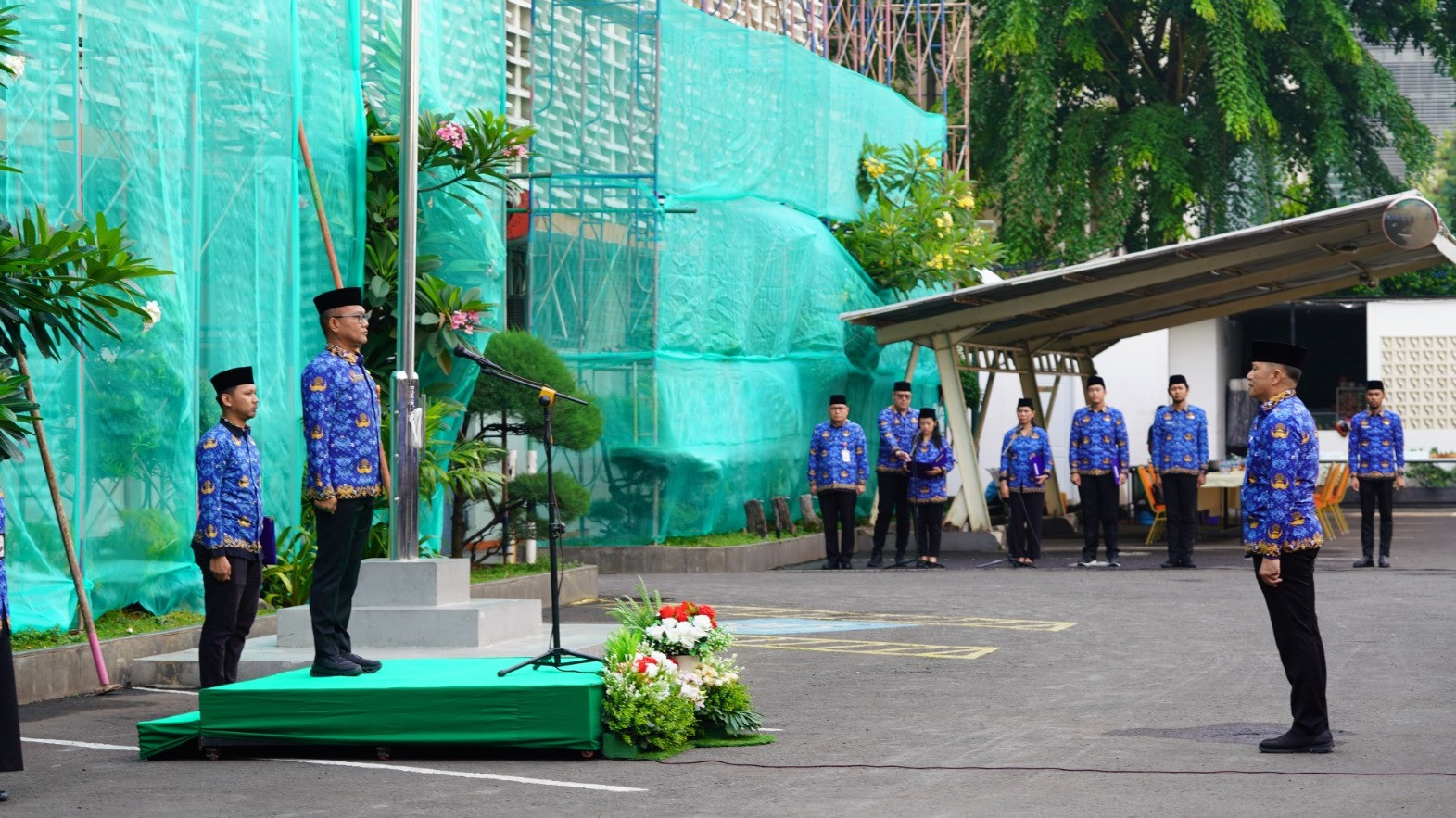 Bawaslu mengadakan Upacara Peringatan Hari Pahlawan yang dipimpin oleh Deputi Bidang Administrasi, Ferdinand Eskol Tiar Sirait, yang bertindak sebagai pembina upacara di lapangan Parkir Gedung Bawaslu, Jakarta, Minggu (10/11/2024).