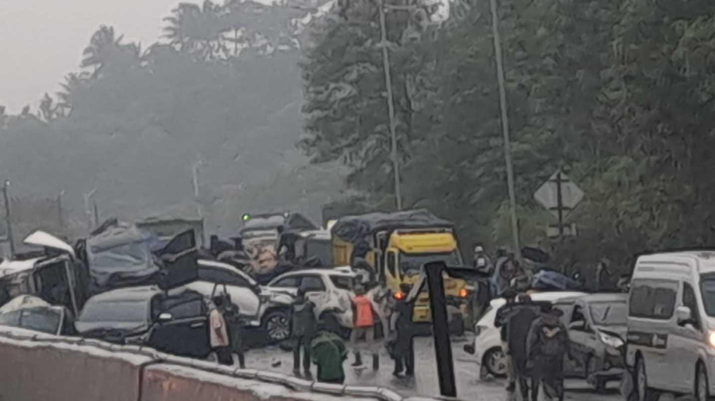 Sejumlah kendaraan terlibat kecelakaan beruntun di jalan tol Cipularang KM 92