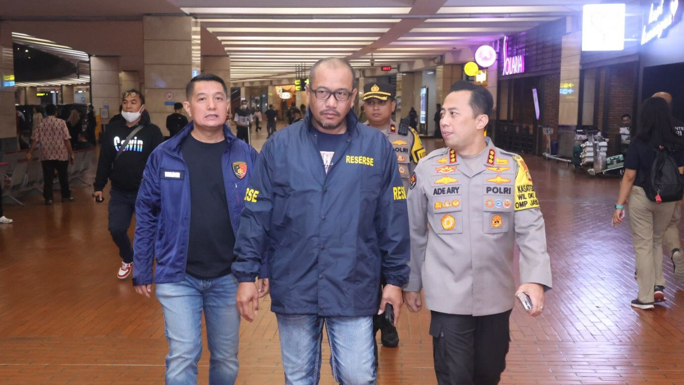 Direktur Reserse Kriminal Umum (Dirreskrimum) Polda Metro Jaya Kombes Wira Satya Triputra (tengah) di Bandara Soekarno-Hatta, Minggu (10/11/2024)