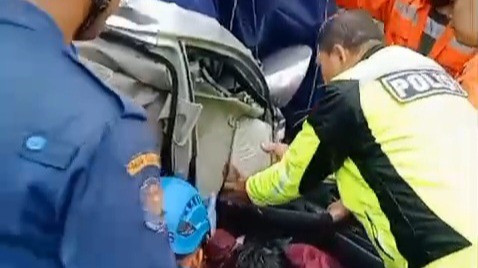 Mengharukan, Kisah Korban Meninggal Dunia Kecelakaan Beruntun Tol Purbaleunyi Ternyata Bocah Pekerja Penjaga Anak dari Keluarga TNI
            - galeri foto