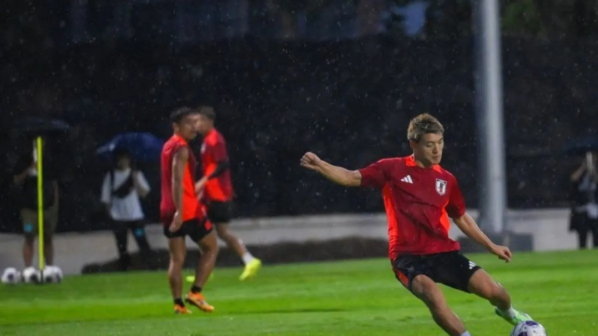 Pemain Timnas Jepang Ritsu Doan menjalani sesi latihan di Lapangan A Gelora Bung Karno, Senayan, Jakarta