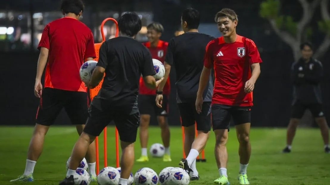 Pesepak bola Timnas Jepang Ritsu Doan (kanan) bersama rekan-rekannya menjalani sesi latihan di Lapangan A Gelora Bung Karno