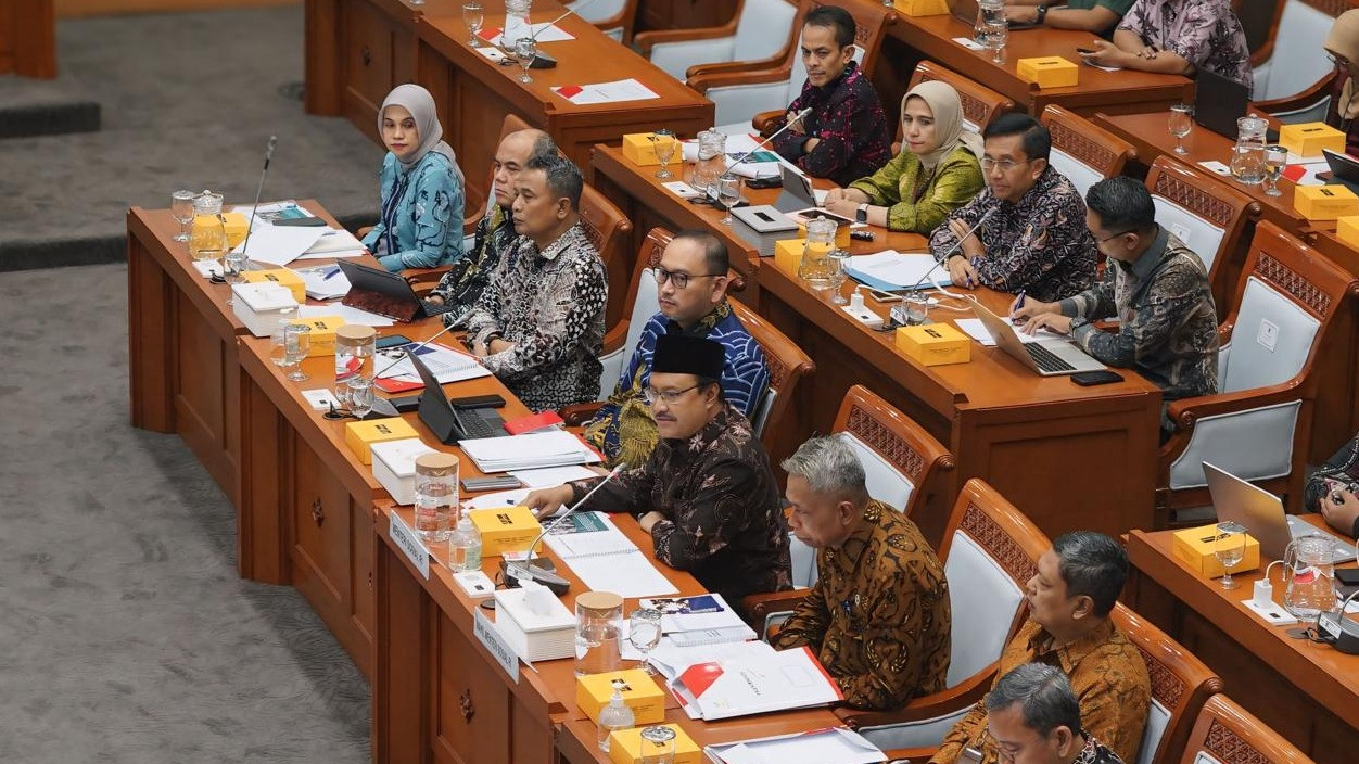 Menteri Sosial (Mensos) Saifullah Yusuf (Gus ipul) saat hadiri rapat kerja dengan Komisi VIII, di Gedung DPR RI, pada hari Selasa (12/11/2024).