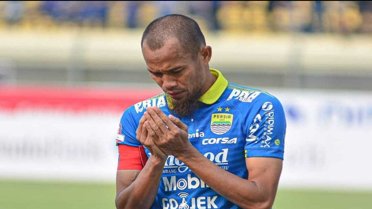 Mantan pemain Timnas Indonesia sekaligus legenda Persib Bandung, Supardi Nasir sedang berdoa