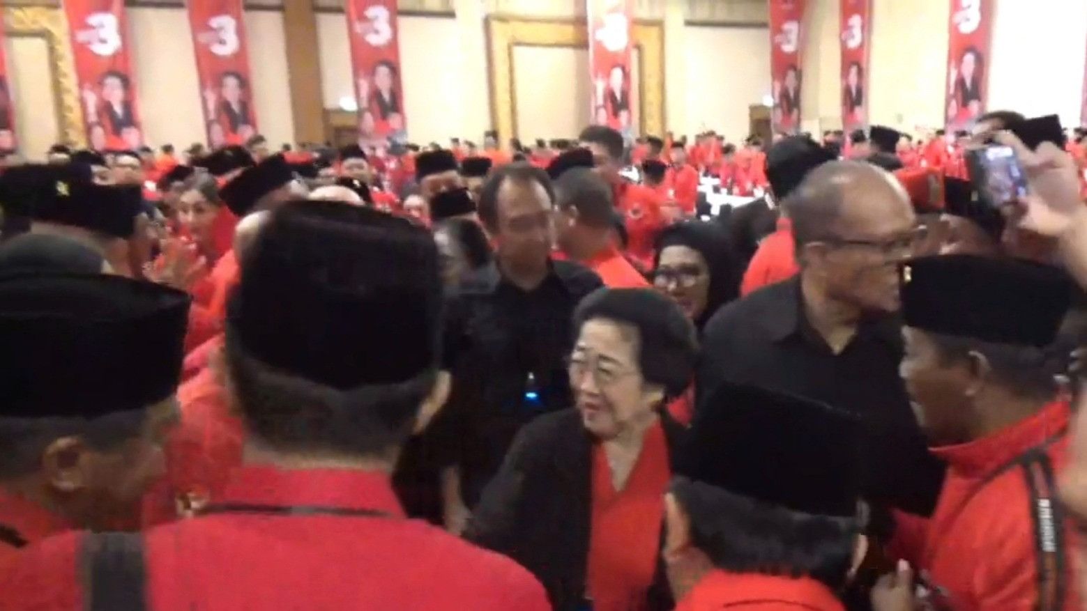 Megawati  turun gunung Tegaskan Kader PDIP Wajib Fokus Menangkan Pasangan Risma-Gus Hans