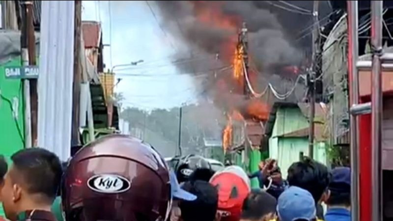 Kebakaran merembet ke barak TNI di asrama Kodam XIV Hasanuddin, Jalan Baji Gau, Kota Makassar, Selasa (12/11/2024).