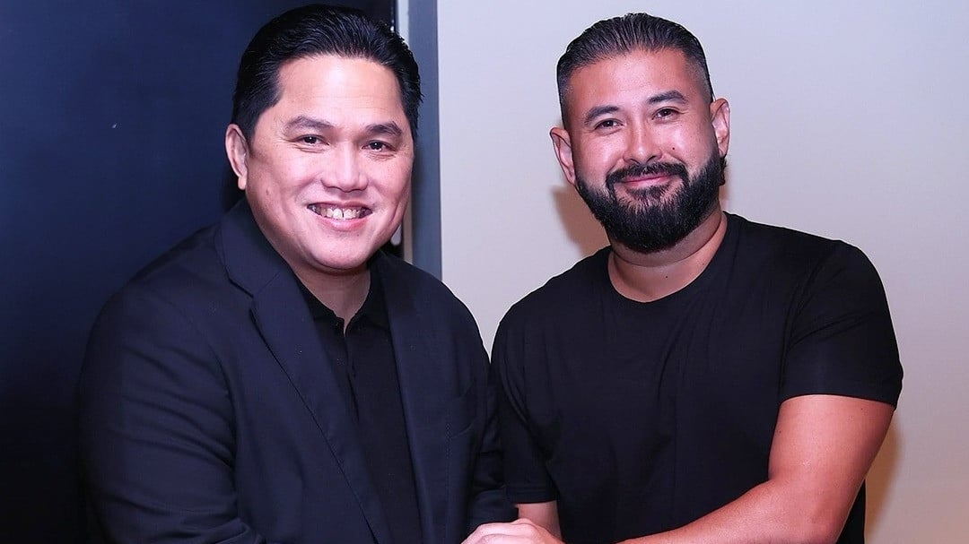 Ketua Umum PSSI Erick Thohir bersama Tunku Ismail Idris