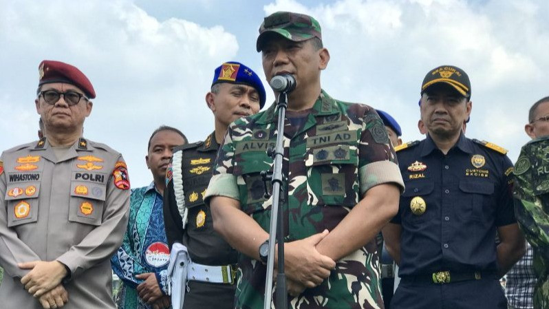 Wakil Irjen TNI Mayjen TNI Alvis Anwar mengumumkan pembentukan Satgas Pencegahan, Pemantauan, dan Penindakan Pelanggaran Prajurit saat jumpa pers di Lapangan PRIMA, Mabes TNI, Cilangkap, Jakarta, Rabu (13/11/2024).