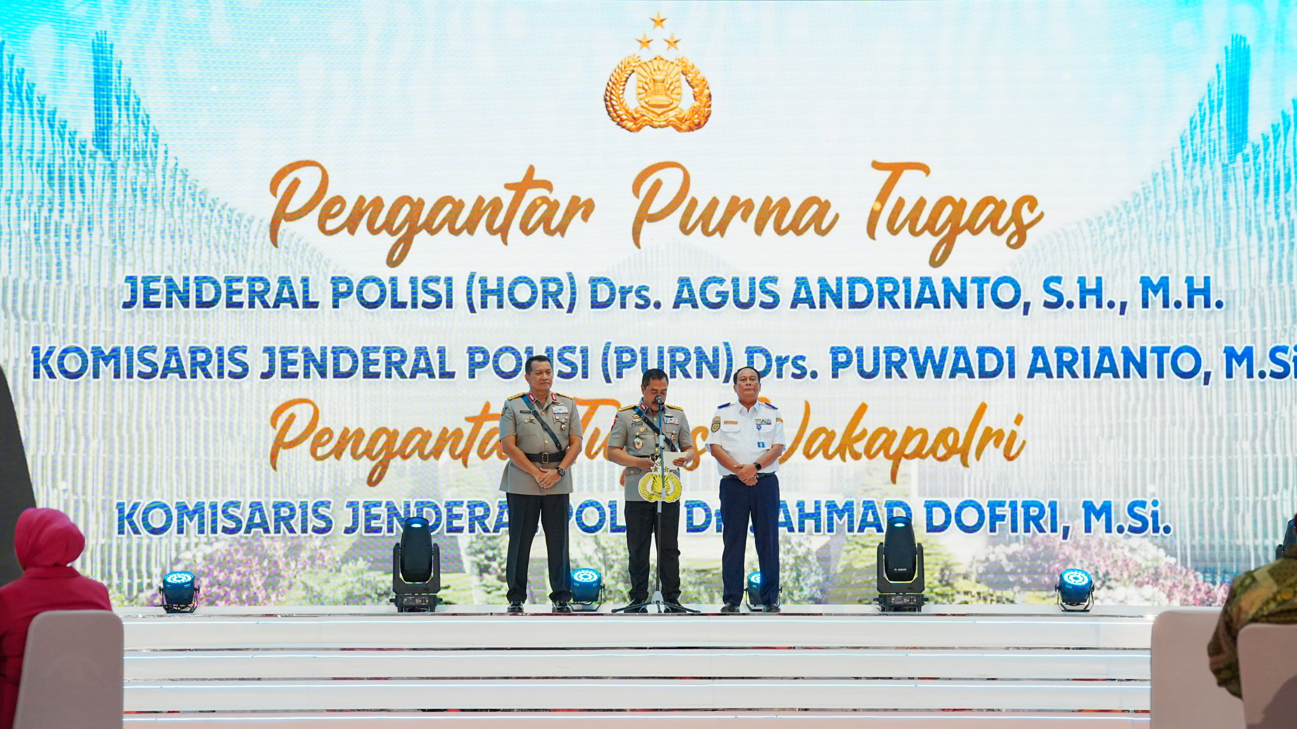 Kepolisian Negara Republik Indonesia (Polri) menggelar Pengantar Purna Tugas untuk Jenderal (HOR) Agus Andrianto, Komjen (Purn) Purwadi Arianto dan Komjen (Purn) Suntana serta Pengantar Tugas Wakapolri Komjen Ahmad Dofiri.