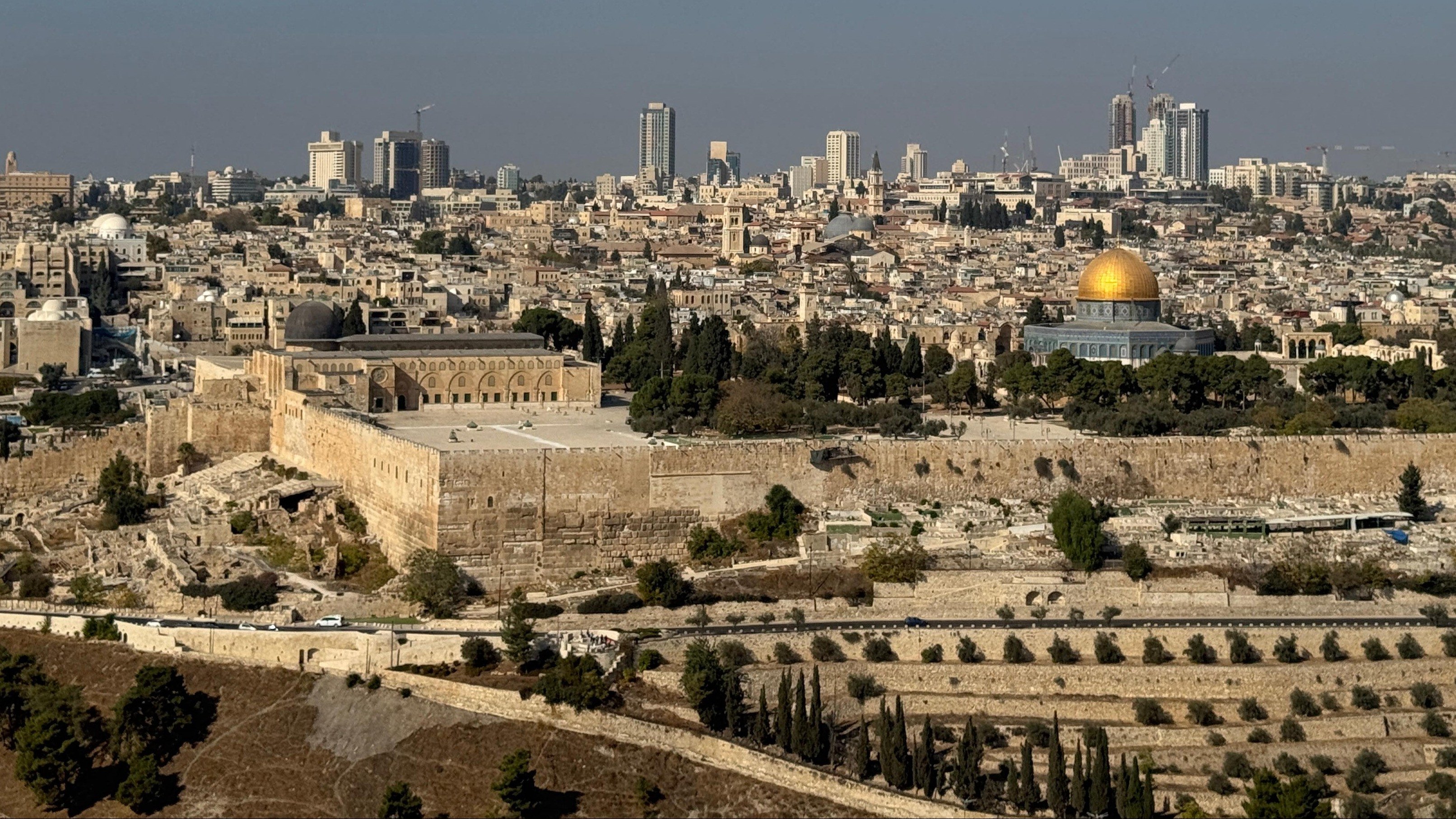 Landskap kompleks Masjid Al-Aqsa dari bukit Zaitun