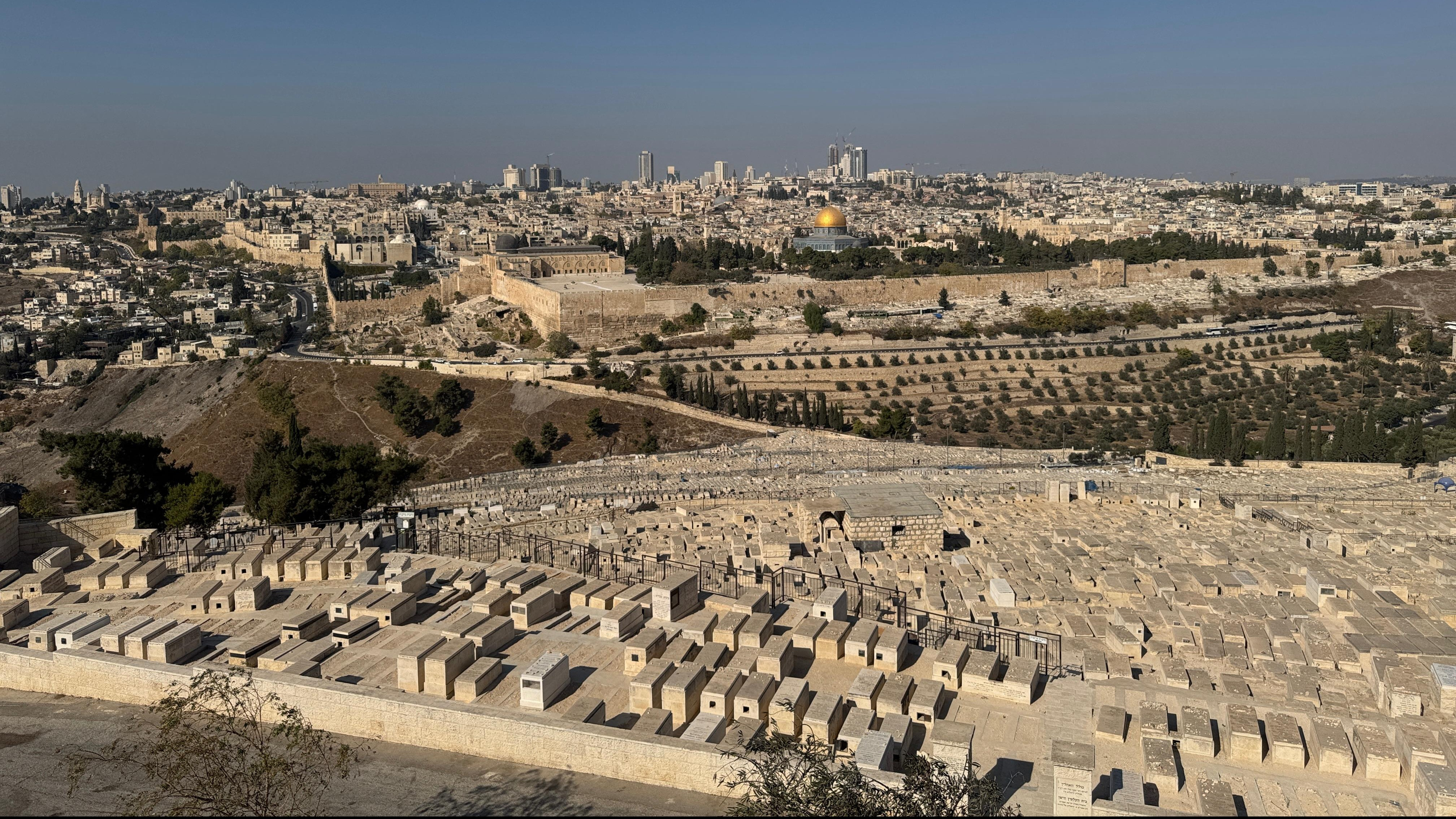 Ratusan ribu makam Yahudi di bukit Zaitun, menghadap ke Masjid Al-Aqsa