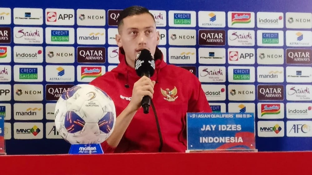 Pemain Timnas Indonesia Jay Idzes bicara dalam konferensi pers jelang lawan Jepang