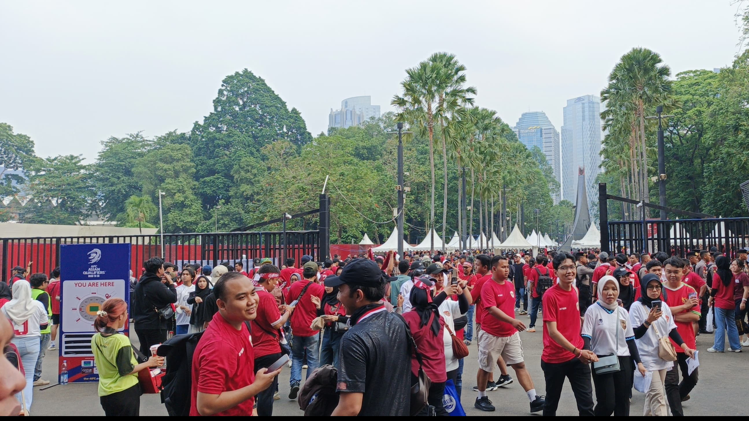 Para Suporter Timnas Indonesia Jelang Laga Menghadapi Jepang di Stadion Gelora Bung Karno, Jakarta