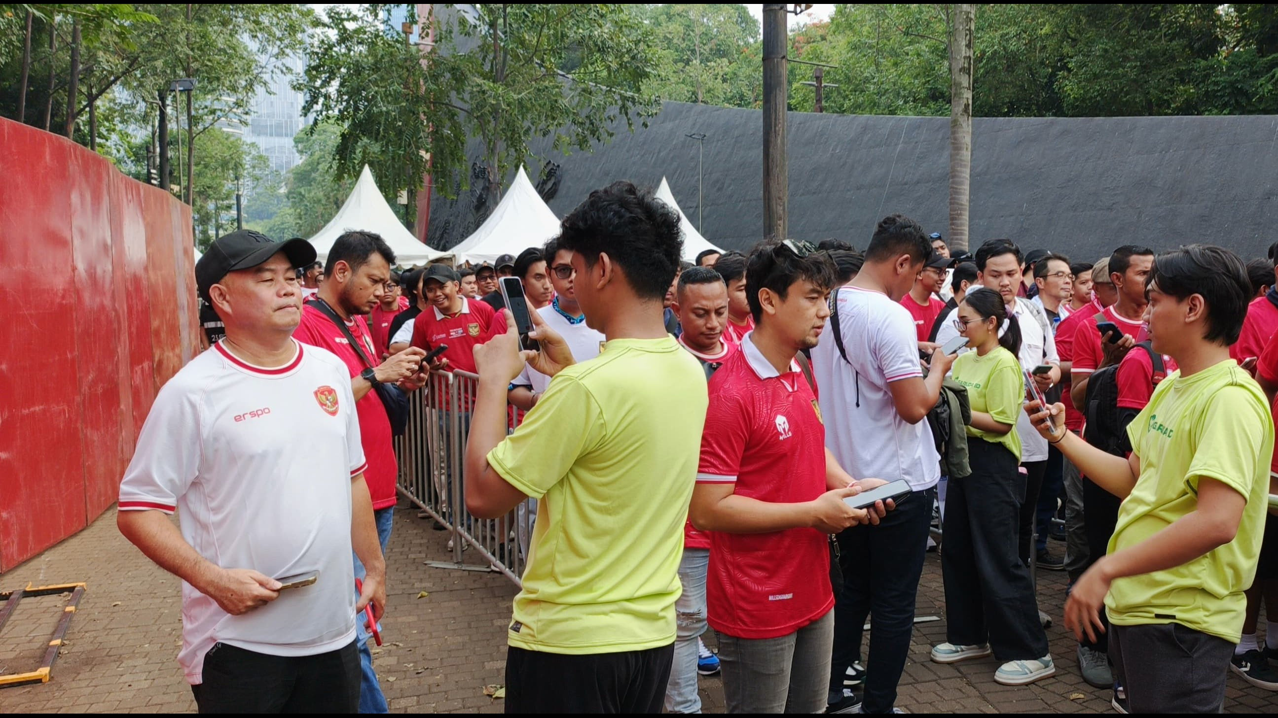 Para Suporter Timnas Indonesia Melakukan Scan Wajah Sebelum Masuk ke Stadion Gelora Bung Karno