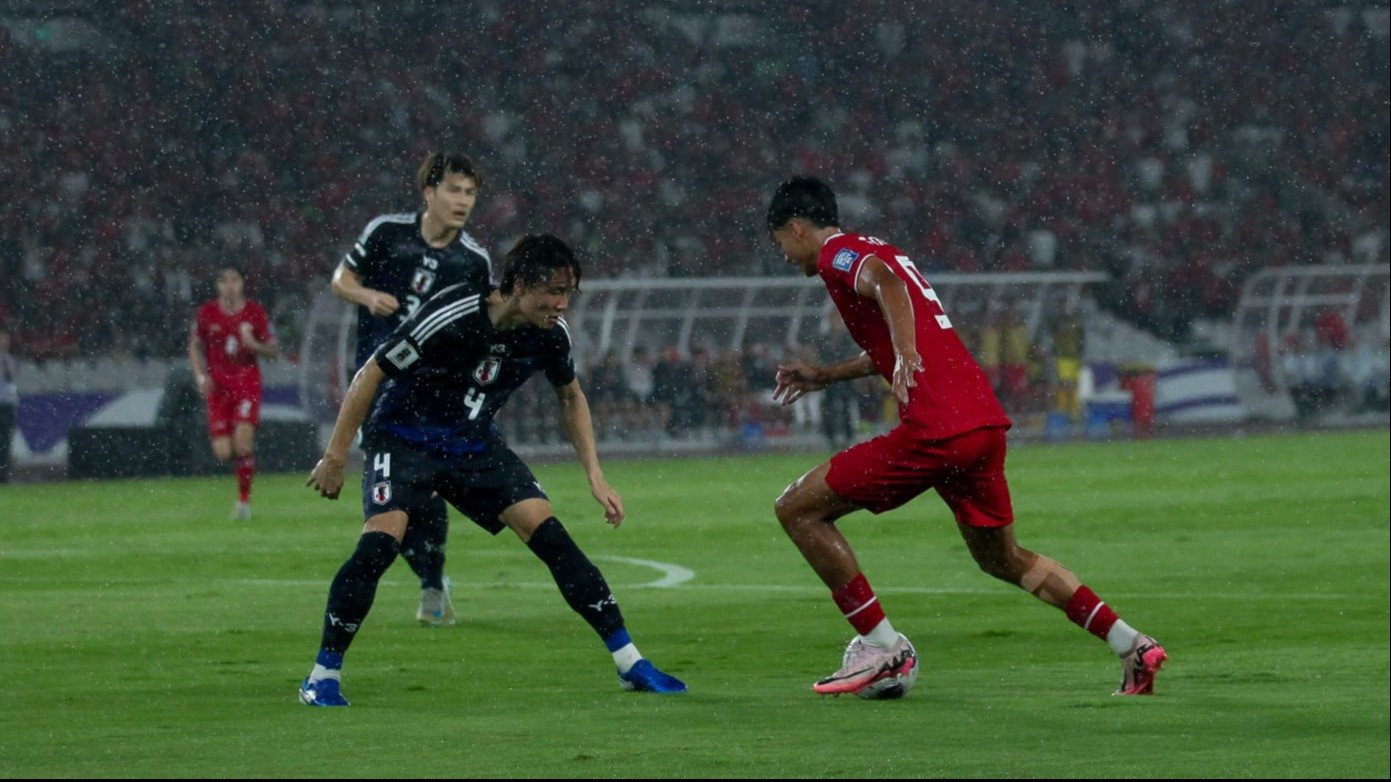 Aksi Rafael Struick Menghadapi Pemain Jepang di Kualifikasi Piala Dunia 2026