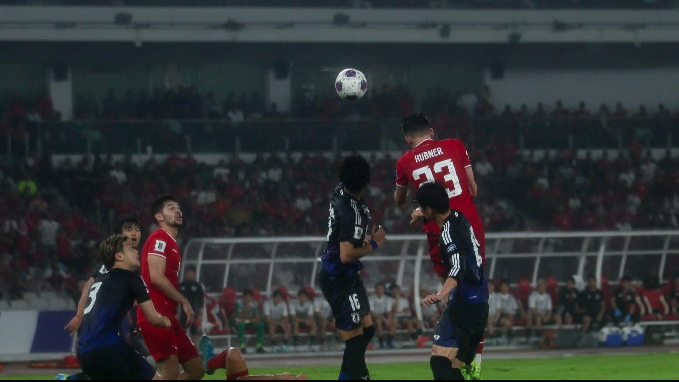 Justiin Hubner saat Menyundul Bola di Laga Timnas Indonesia Vs Jepang