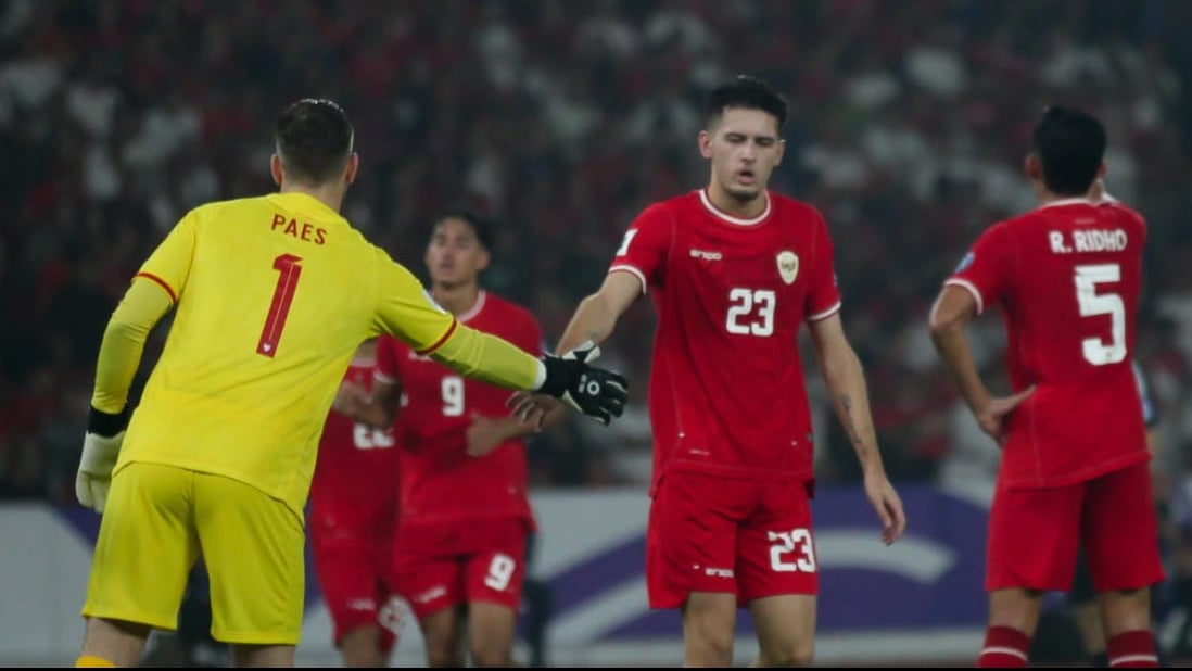 Justin Hubner dan Maarten Paes di Laga Timnas Indonesia Vs Jepang