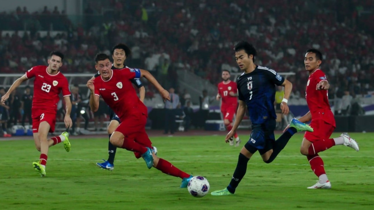 Timnas Indonesia saat melawan Jepang di Stadion Utama Gelora Bung Karno (SUGBK), Jakarta pada Jumat (15/11).