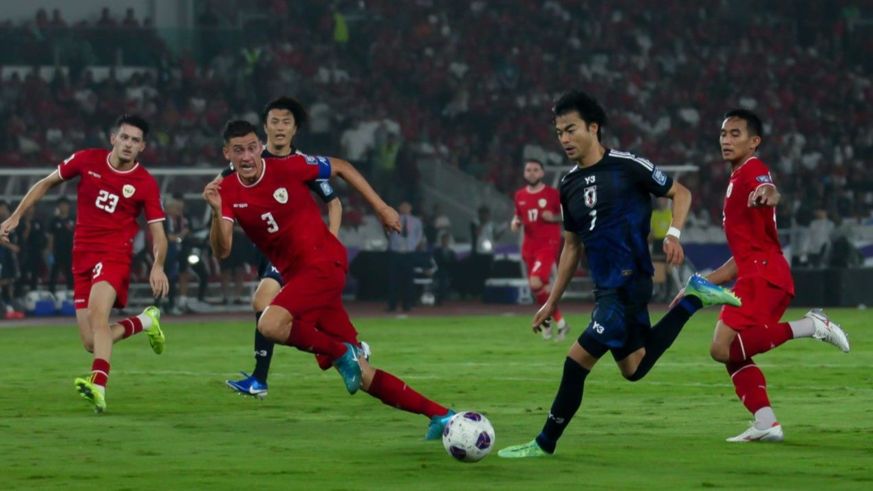 Timnas Indonesia saat melawan Jepang di Stadion Utama Gelora Bung Karno (SUGBK), Jakarta pada Jumat (15/11).