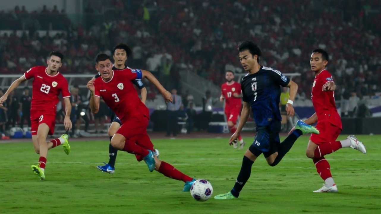 Timnas Indonesia saat melawan Jepang di Stadion Utama Gelora Bung Karno (SUGBK), Jakarta pada Jumat (15/11).