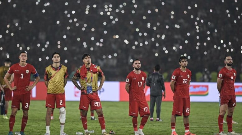 Para pemain Timnas Indonesia seusai laga melawan Jepang di Stadion Utama Gelora Bung Karno (SUGBK), Jakarta, Jumat (15/11).