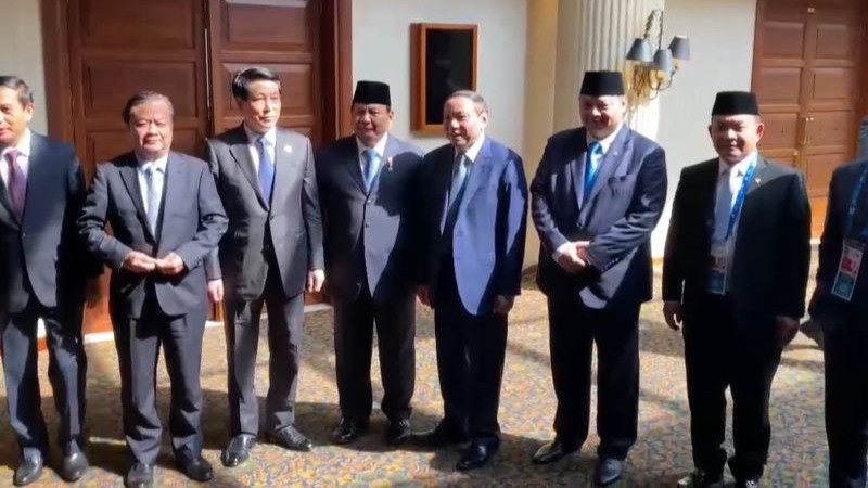 Momen saat Presiden Prabowo Subianto dan Presiden Vietnam Jenderal Luong Cuong berfoto bersama dengan sejumlah menteri Vietnam dan Kabinet Merah Putih di Swissotel, Lima, Peru, pada Jumat (15/11/2024) sore waktu setempat.