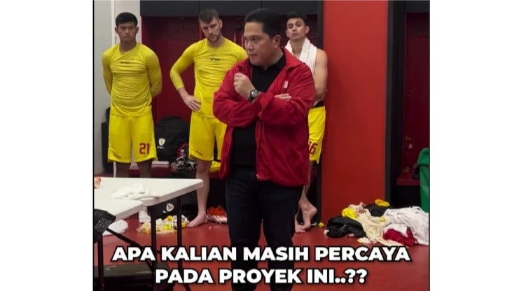 Ketua Umum PSSI Erick Thohir saat di ruang ganti pemain Timnas Indonesia di GBK, Jakarta, Jumat (15/11/2024).