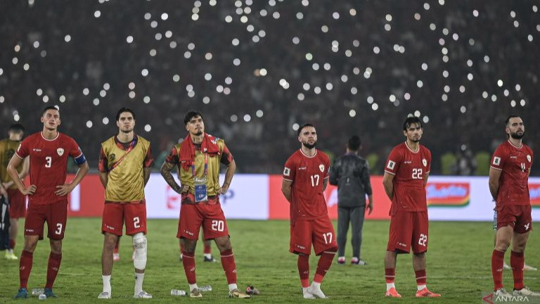 Para Pemain Timnas Indonesia usai laga melawan Jepang di Stadion Utama Gelora Bung Karno (SUGBK), Jakarta, Jumat (15/11).