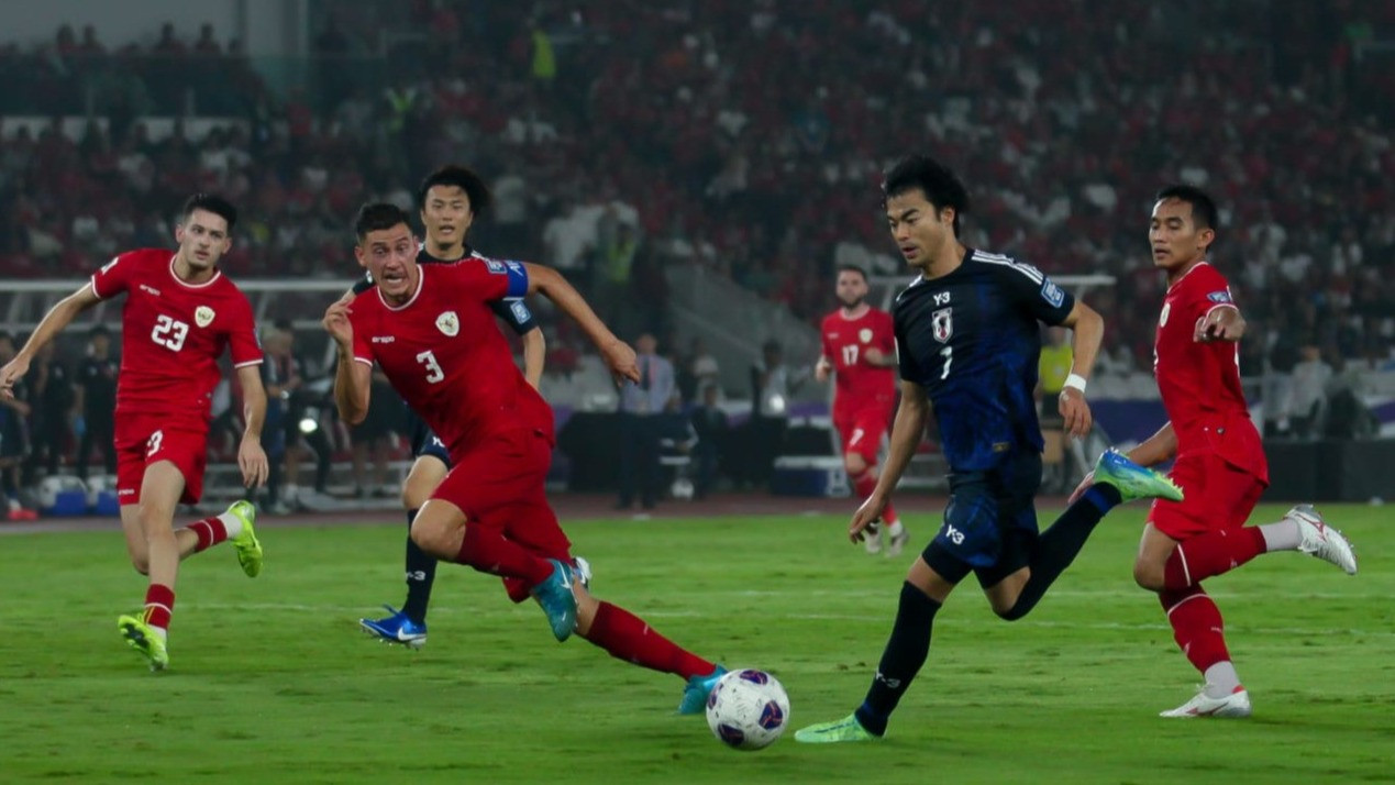 Timnas Indonesia saat melawan Jepang di Stadion Utama Gelora Bung Karno (SUGBK), Jakarta pada Jumat (15/11).