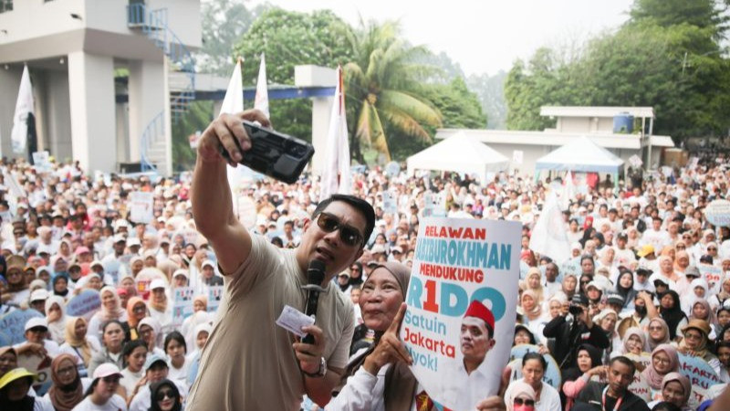 Calon Gubernur DKI Jakarta nomor urut 1 Ridwan Kamil saat menghadiri acara di kawasan Kanal Banjir Timur (KBT) Duren Sawit, Jakarta Timur, Sabtu (16/11/2024).