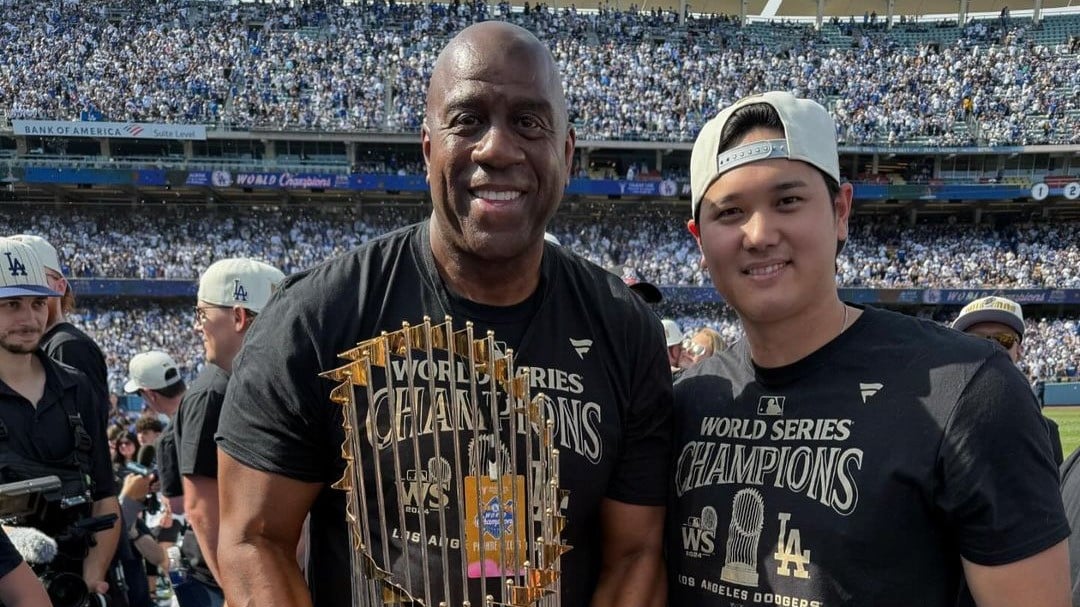 Shohei Ohtani bersama Legenda NBA Magic Johnson.