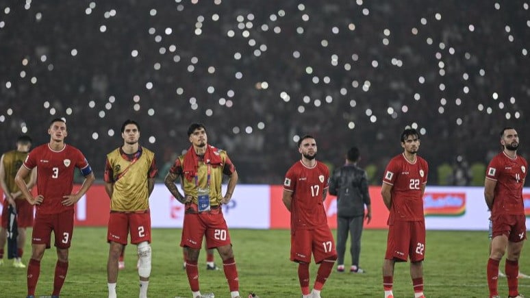 Para pemain Timnas Indonesia seusai laga melawan Jepang di Stadion Utama Gelora Bung Karno (SUGBK), Jakarta, Jumat (15/11).