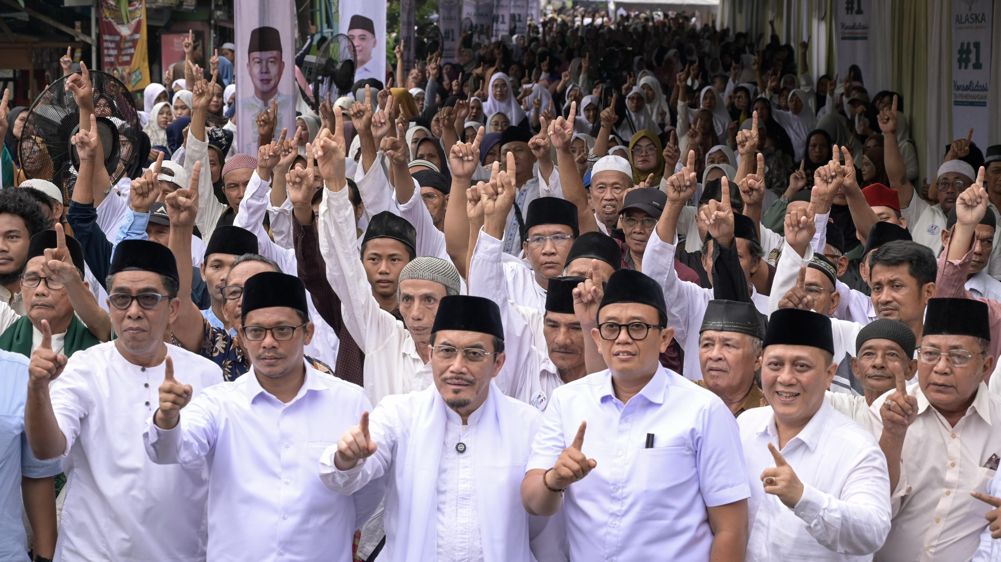 ALASKA yang terdiri dari mantan Ketua dan pengurus GP Ansor DKI Jakarta, resmi mendeklarasikan dukungannya kepada pasangan Ridwan Kamil dan Suswono sebagai calon Gubernur dan Wakil Gubernur DKI Jakarta.