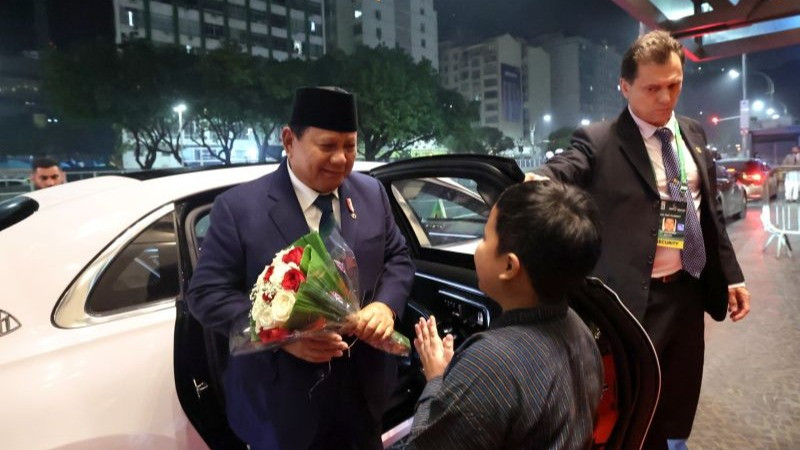 Presiden RI Prabowo Subianto menerima buket bunga saat tiba di hotel tempat bermalam di Brasil, Sabtu (16/11/2024). Presiden datang ke Brasil untuk menghadiri KTT G20.