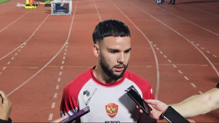 Bek timnas Indonesia, Calvin Verdonk, menjawab pertanyaan pewarta sebelum melakukan latihan di Stadion Madya, Jakarta, Minggu (17/11/2024).